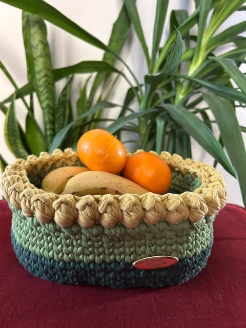 Koszyczek owalny zrobiony na szydełku w turkusowych i naturalnych kolorach