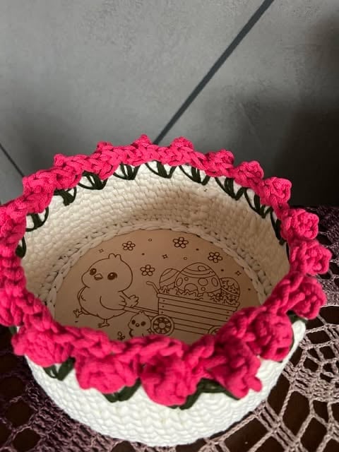 Koszyczek szydełkowany z różowymi kwiatkami i wielkanocnymi motywami